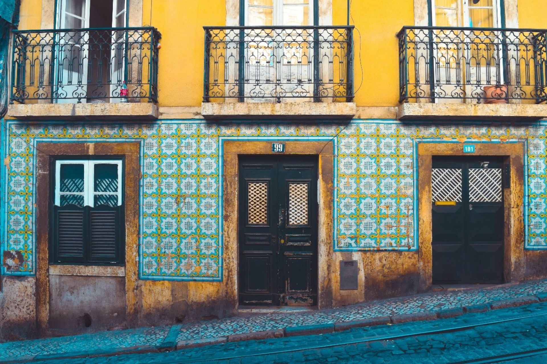 Explore the Timeless Charm of Lisboa: Highlights of the City with an Expert Guide